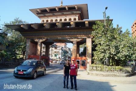Tag 3 Das Bhutan Travel Team vor dem wunderschnen Grenztor in Phuentsholing